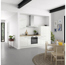 Pièce claire avec cuisine intégrée, table à manger et plantes d''intérieur