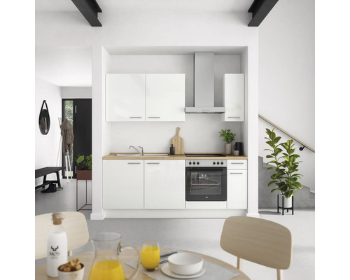 Cuisine intégrée claire avec appareils électriques dans un espace de vie moderne