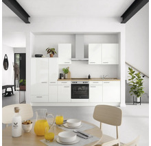 Cuisine claire avec placards intégrés, hotte aspirante et table à manger