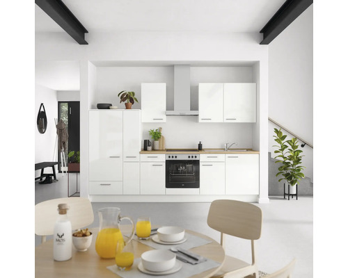 Cuisine claire avec placards intégrés, hotte aspirante et table à manger