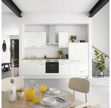 Cuisine moderne avec armoires blanches, plan de travail en bois et table à manger