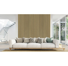 Salon avec panneaux muraux, canapé et escalier