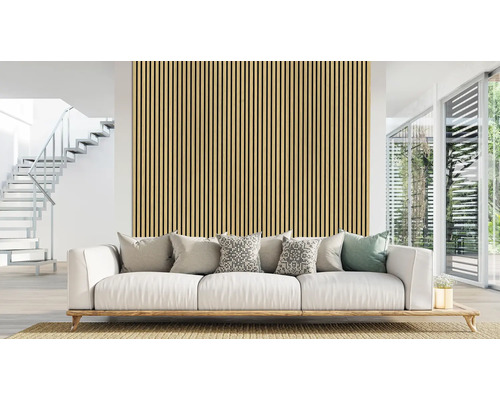 Salon avec panneaux muraux, canapé et escalier