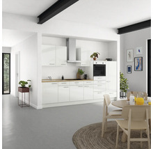 Cuisine lumineuse avec armoires blanches, hotte aspirante et plan de travail en bois