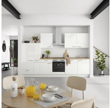 Cuisine moderne avec armoires blanches, plan de travail en bois et table à manger