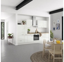 Salle à manger lumineuse avec kitchenette, table à manger et chaises