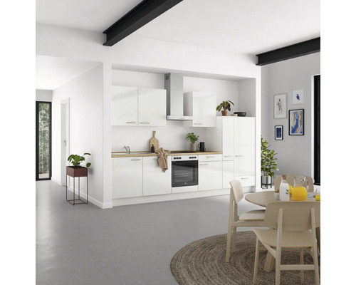 Pièce lumineuse avec cuisine intégrée, table à manger et chaises