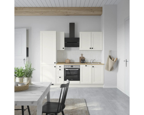 Helle Küche mit Küchenschränken, Dunstabzugshaube und Esstisch