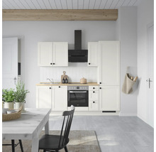 Cuisine claire avec armoires blanches, hotte noire et éléments en bois.