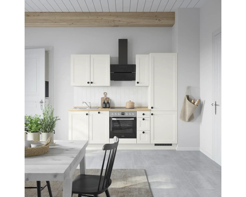 Cuisine claire avec armoires blanches, hotte noire et éléments en bois.
