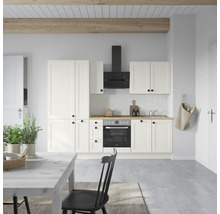 Vue de la cuisine avec meubles de cuisine, hotte aspirante, cuisinière et table à manger
