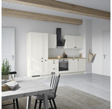 Cuisine claire avec armoires blanches, hotte noire et poutres en bois au plafond.