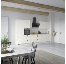 Cuisine claire avec poutres en bois et table à manger