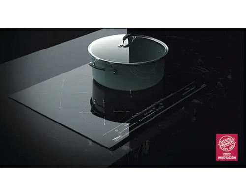 Plaque à induction avec casserole sur surface sombre