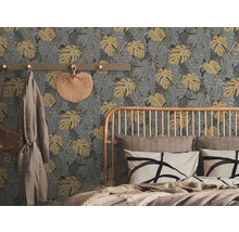 Schlafzimmer mit einer grauen Blättertapete, einem Bett und einer Garderobe.