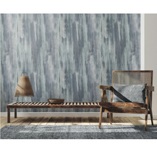 Salon avec un papier peint imitation bois, une chaise en bois et un banc en bois