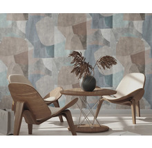 Scène avec des chaises et une table devant un papier peint à motif abstrait