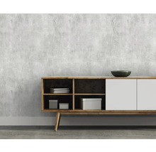 Aménagement intérieur avec un papier peint gris à motif béton et un meuble bas
