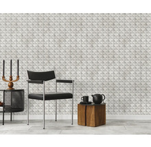 Salon avec papier peint géométrique, fauteuil et tables d''appoint.