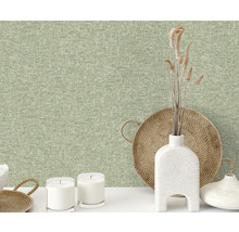 Gros plan d''un mur avec un papier peint textile de couleur claire, créant une atmosphère naturelle et chaleureuse