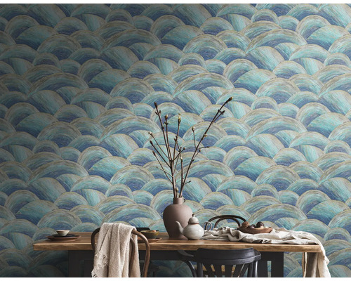 Salle à manger avec papier peint à motifs et table en bois