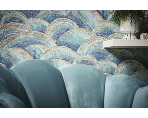 Scène avec papier peint à motifs, étagère et canapé