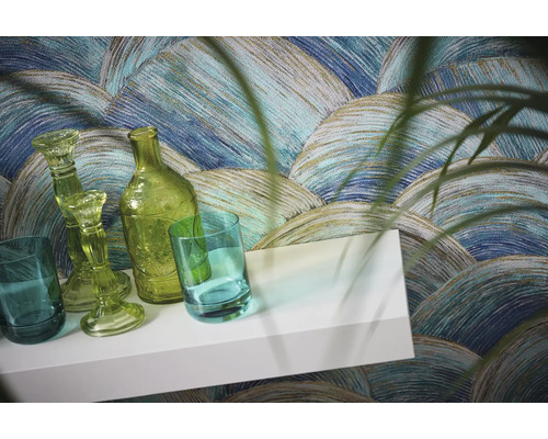 Papier peint décoratif avec motif à vagues, combiné à une décoration en verre sur une étagère.