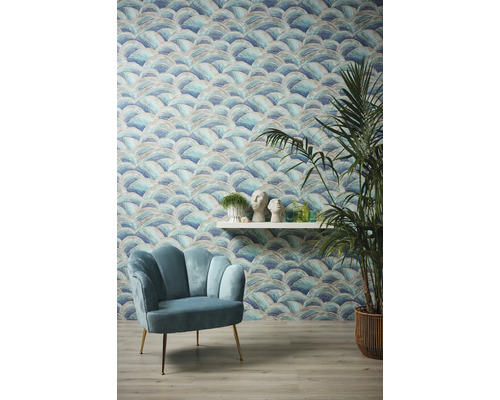 Salon avec papier peint à motifs, fauteuil et plante d''intérieur