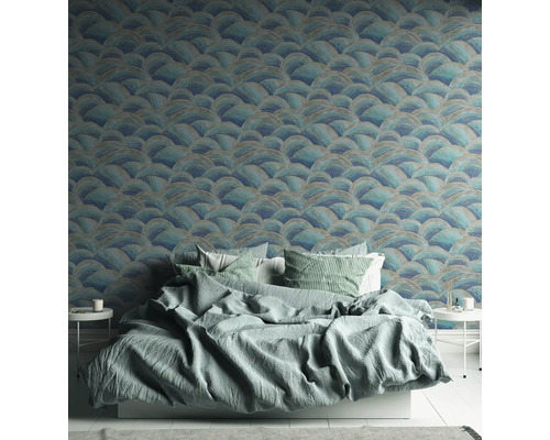 Chambre avec papier peint à motifs et un lit avec du linge de lit