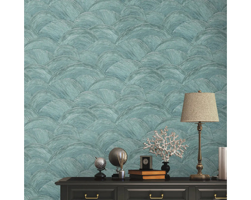 Dekorative Tapete mit Halbkreis Muster über einer Kommode mit Dekorationsgegenständen und einer Lampe