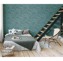 Schlafzimmer mit Bett, Treppe, Stuhl und gemusterter Tapete