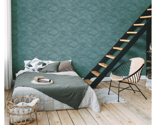 Schlafzimmer mit Bett, Treppe, Stuhl und gemusterter Tapete