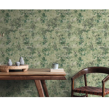 Papier peint photo avec motif de feuilles vertes dans un salon avec table et chaise