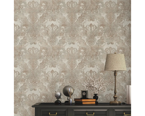 Detailaufnahme einer Wand mit einer strukturierten Tapete mit Paisley Muster