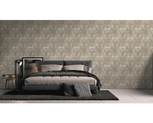 Schlafzimmer mit gemusterter Tapete und Bett