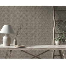 Mur décoratif avec papier peint, table, lampe et échelle
