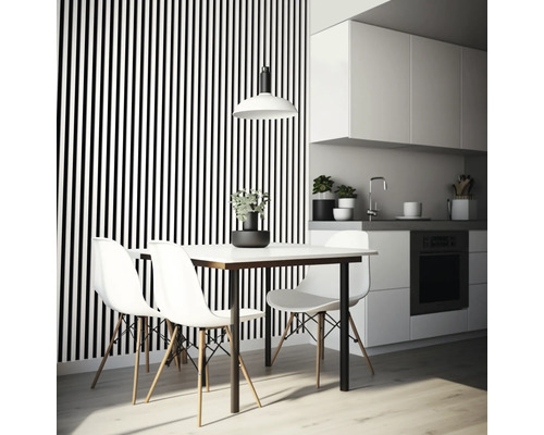 Helle Küche mit Esstisch, Stühlen und gestreifter Tapete