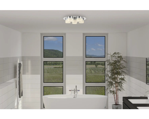 Modernes Badezimmer mit freistehender Badewanne, Fenster und Deckenleuchte