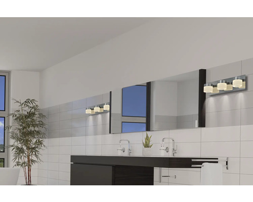 Salle de bain lumineuse avec lavabo, grand miroir et applique murale