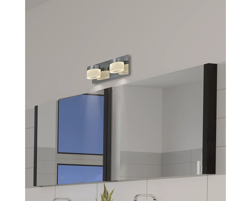 Badezimmer mit Spiegelschrank und Aufsatzleuchte mit drei Lampen