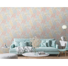Wohnzimmer mit floral gemusterter Tapete, Sofa und Dekoration