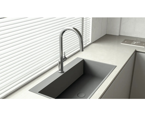 Évier de cuisine en acier inoxydable avec robinet sous une fenêtre