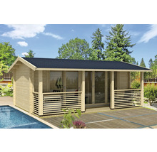 Holzgartenhaus mit Terrasse neben einem Pool
