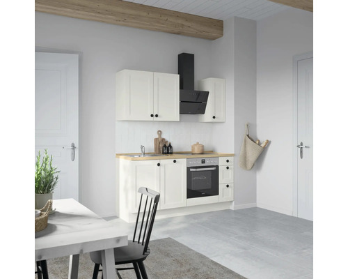 Scène de cuisine avec meubles de cuisine, hotte aspirante et table à manger
