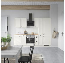 Cuisine claire avec armoires blanches, hotte noire et éléments en bois