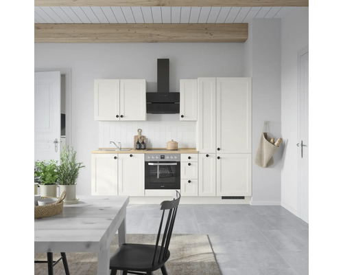 Helle Küche mit weißen Schränken, schwarzer Dunstabzugshaube und Holzelementen