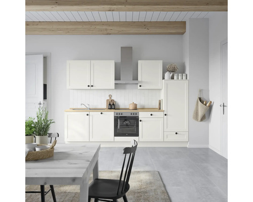 Helle Landhausküche mit Küchenschränken, Dunstabzugshaube und Esstisch