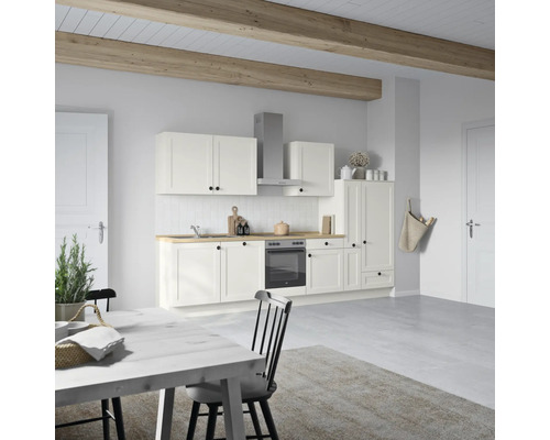 Cuisine lumineuse avec poutres en bois et armoires blanches