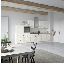 Cuisine claire avec four encastrable, hotte aspirante et table à manger
