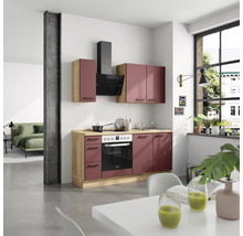 Cuisine avec armoires de cuisine, hotte aspirante et coin repas dans un design moderne